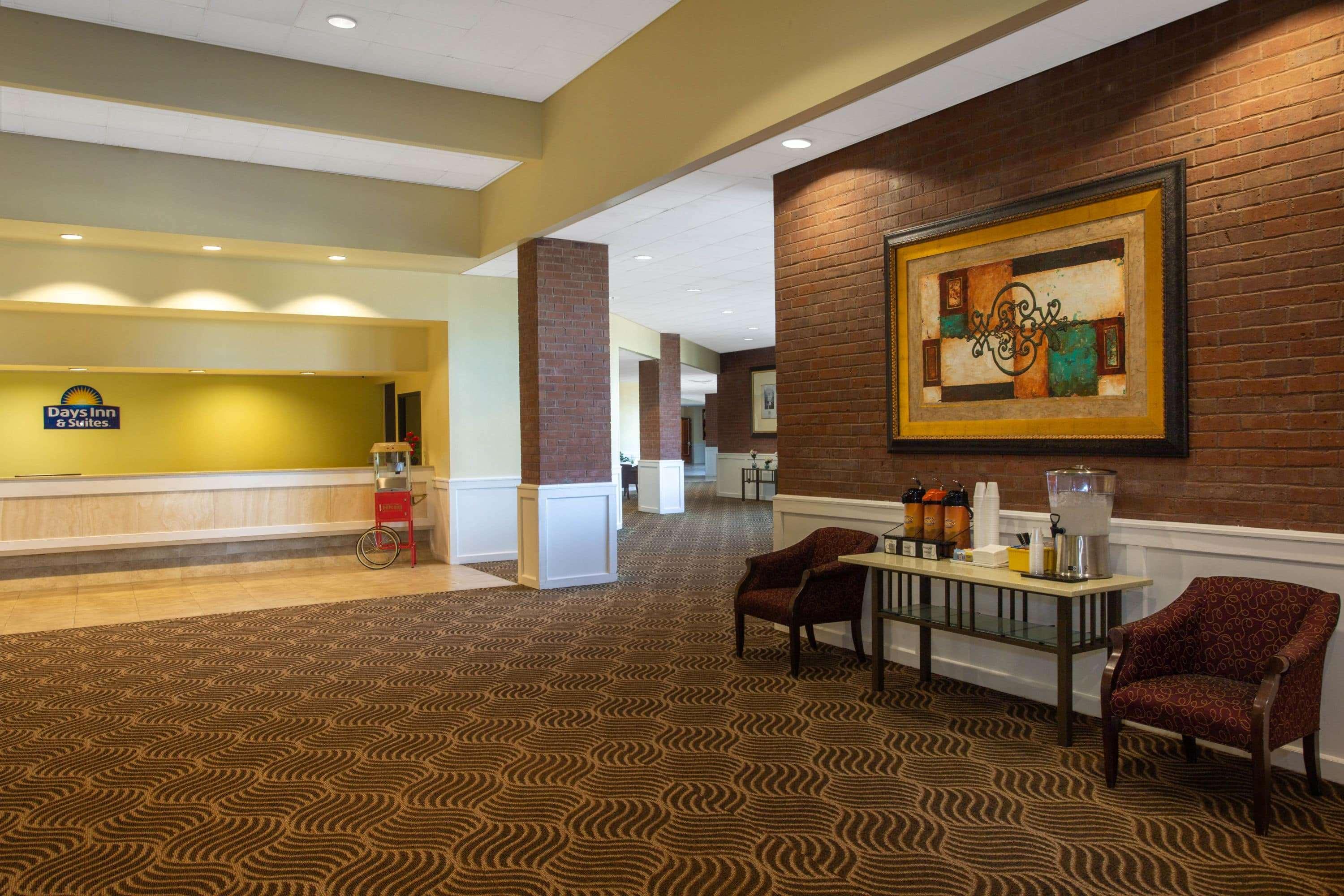 Days Inn & Suites By Wyndham Tallahassee Conf Center I-10 Exterior photo